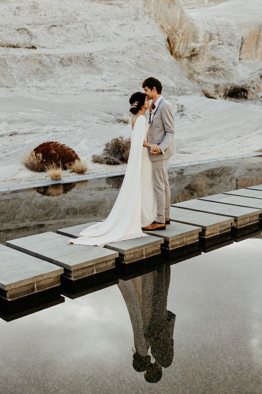 Novia y novio en boda destino de lujo en Amangiri. Maquillaje de novia por Beatriz Cisneros