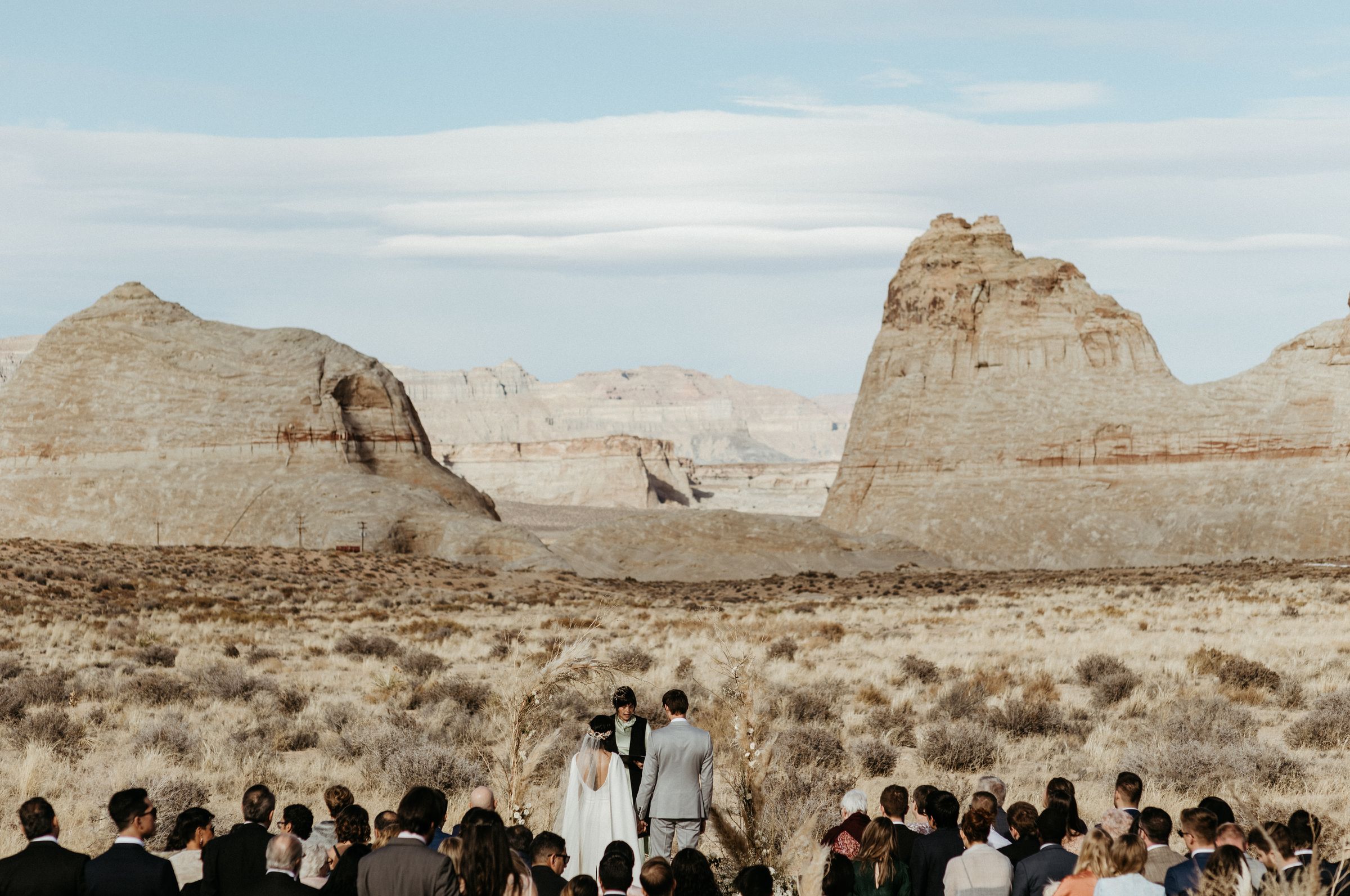 Ceremonia de boda de lujo en el desierto de Amangiri, Utah. Novia maquillada por Beatriz Cisneros, maquillista de novias para bodas destino